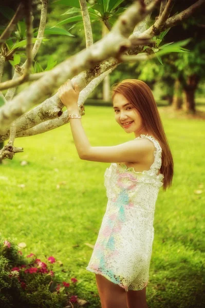 アジア美少女立つ公園で木の近く — ストック写真