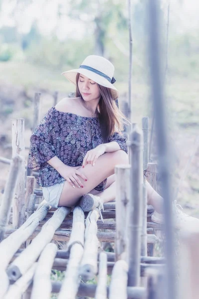 Asiatico donna in estate moda seduta su sole — Foto Stock