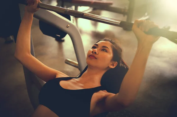 Sportovní Mladá Žena Dělá Cvičení Činkou Lavičce Fitness Tělocvičně Panel — Stock fotografie