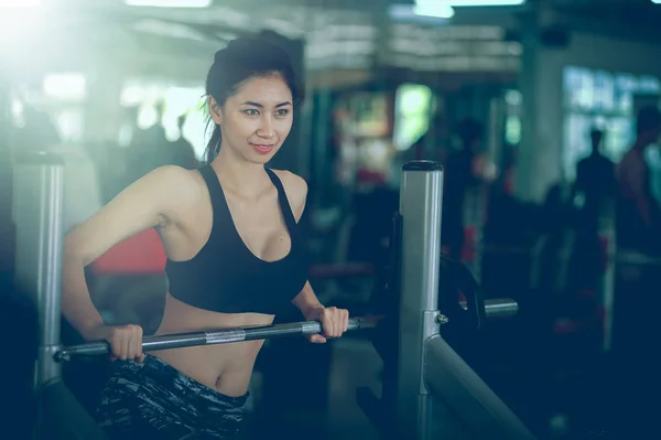 Asie žena s činka v posilovně fitness — Stock fotografie