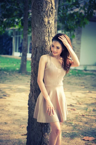 Asya Güzel Kadın Ayakta Yalancı Ağaç Parkta Portresi — Stok fotoğraf