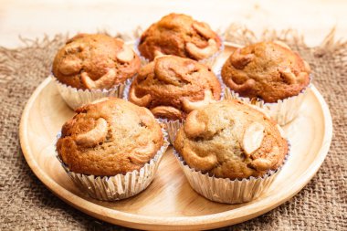 Muzlu Kek fırından yeni çıkmış.