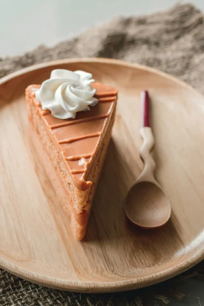 Thai tea layer cake on wood plate. — Stock Photo, Image