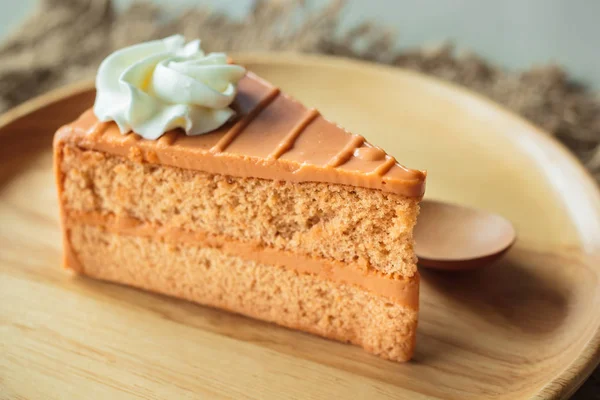 Thai tea layer cake on wood plate. — Stock Photo, Image