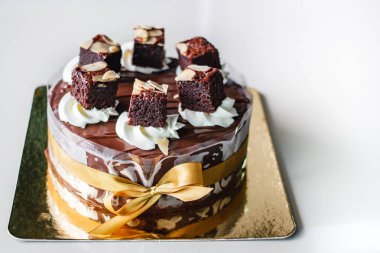 çikolata soslu çikolatalı kek.