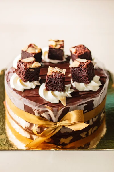 Шоколадный торт с соусом . — стоковое фото
