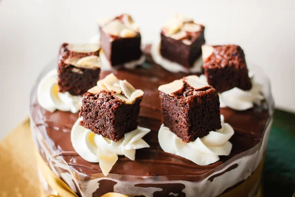 Chocolate cake met zachte toffee saus. — Stockfoto
