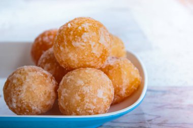 Susam topları, birçok tür bir Tay tatlı.