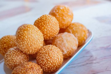 Susam topları, birçok tür bir Tay tatlı.