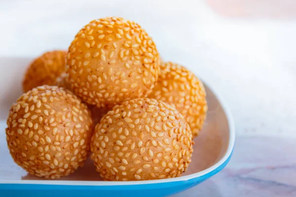 Sesambällchen, viele Arten von Thai-Dessert. — Stockfoto