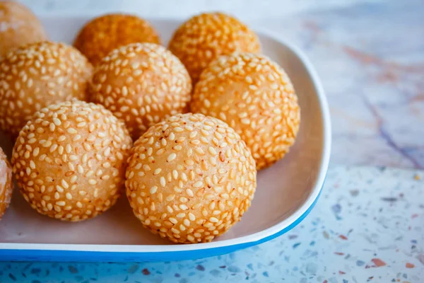 Susam topları, birçok tür bir Tay tatlı.