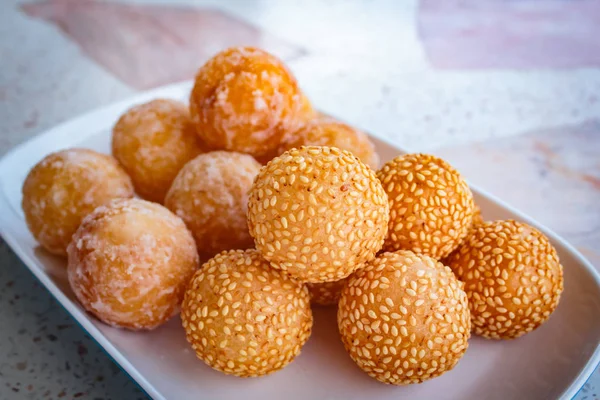 Sesambällchen, viele Arten von Thai-Dessert. — Stockfoto