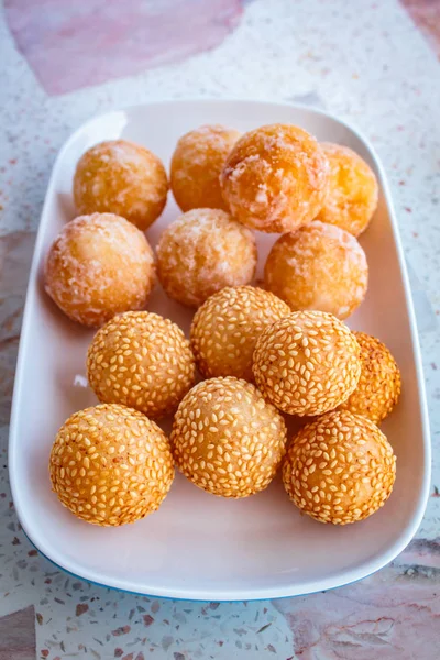 Sesambällchen, viele Arten von Thai-Dessert. — Stockfoto