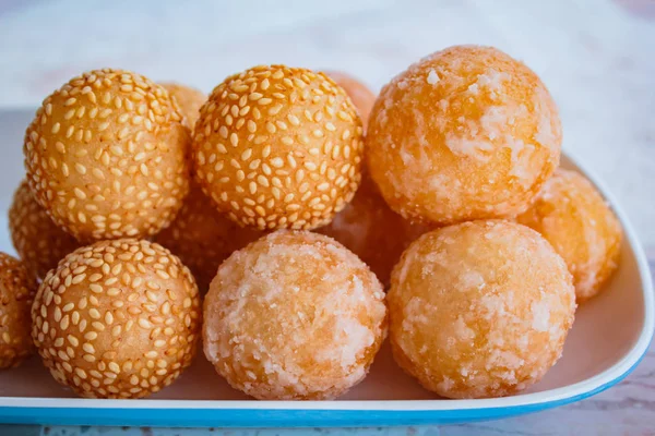 Sesambällchen, viele Arten von Thai-Dessert. — Stockfoto