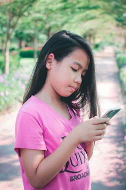 Cep telefonu kullanan küçük kız..