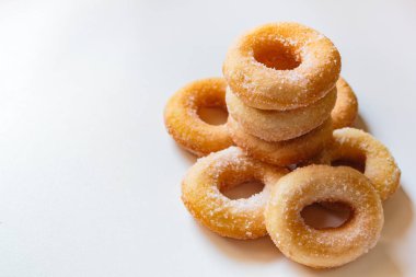 Beyaz arkaplanda çörekler.