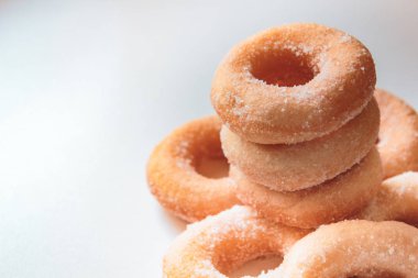 Beyaz arkaplanda çörekler.