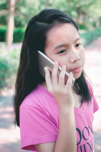 Niña usando teléfono móvil. — Foto de Stock