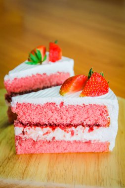 Çilekli pasta tatlı ahşap arka plan üzerinde.