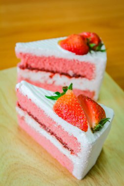 Çilekli pasta tatlı ahşap arka plan üzerinde.