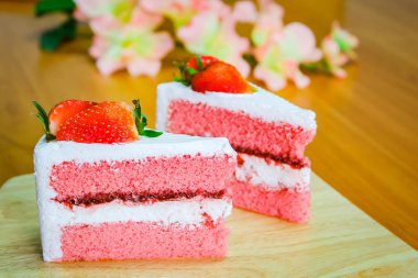 Çilekli pasta tatlı ahşap arka plan üzerinde.