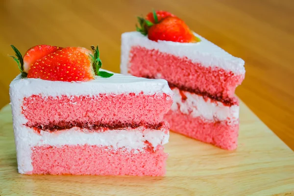 Aardbei cake dessert op houten achtergrond. — Stockfoto