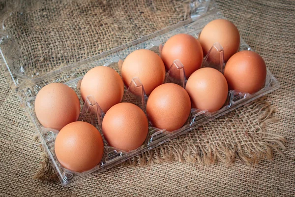 Yumurta, tavuk yumurta, taze çiftlik yumurtaları çul rustik arka plan üzerinde. — Stok fotoğraf