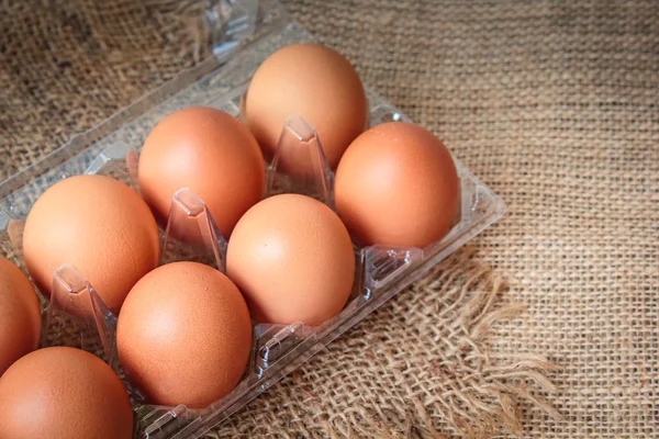 Uovo, pollo Uovo, uova fresche fattoria su sfondo sacco rustico . — Foto Stock