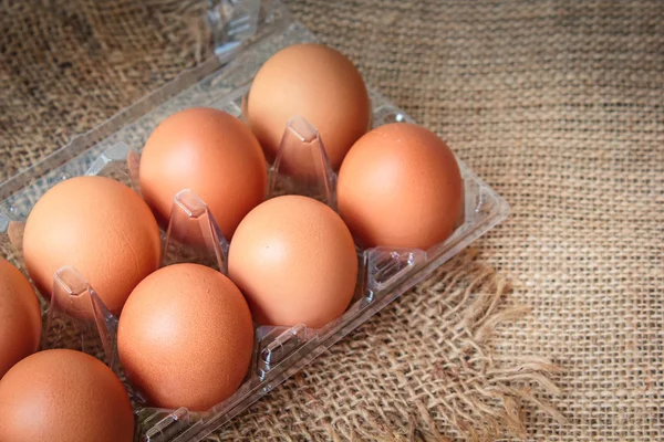 Œuf, poulet Œuf, oeufs frais de ferme sur fond rustique sac . — Photo