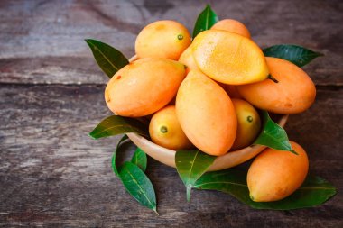 Ahşap arka plan üzerinde taze marian Erik.