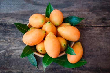 Ahşap arka plan üzerinde taze marian Erik.