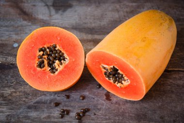 Ahşap arka plan üzerinde olgunlaşmış papaya.