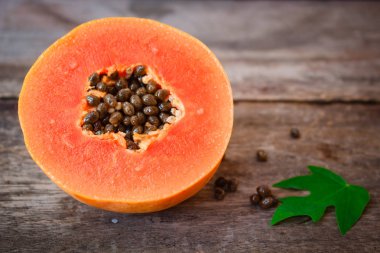 Ahşap arka plan üzerinde olgunlaşmış papaya.