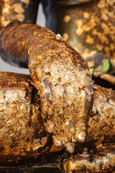 Gouden blad vasthouden aan kant Boeddhabeeld. — Stockfoto