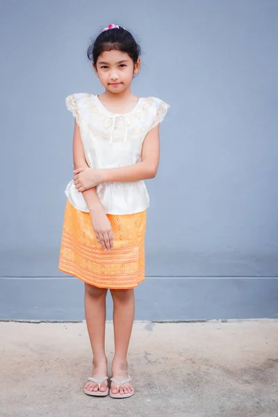 Sladká holčička s thajskou šaty. — Stock fotografie