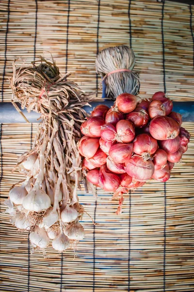 Cibule čerstvá bio červené šalotky a česnek. — Stock fotografie