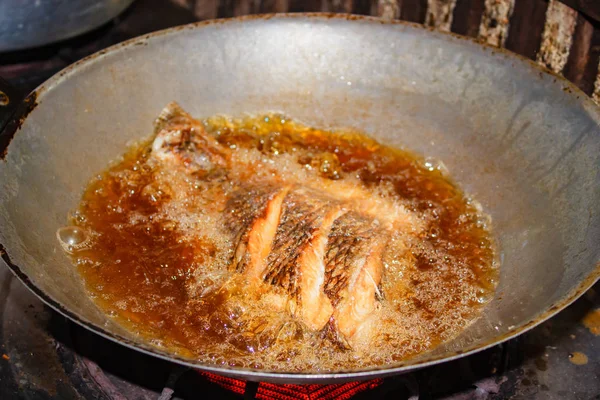 Pescado frito en una sartén. — Foto de Stock