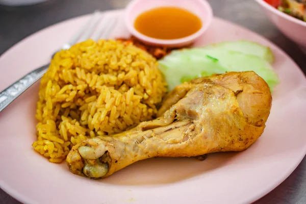 Muslimska gul jasmin ris med kyckling (Khao mok kai). — Stockfoto