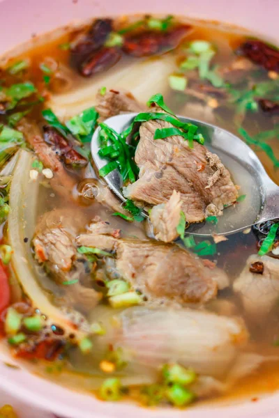 Délicieuse soupe épicée chaude avec viande dans un bol . — Photo