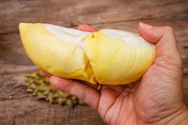 Durian ahşap arka plan üzerinde.