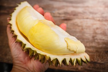 Durian ahşap arka plan üzerinde.