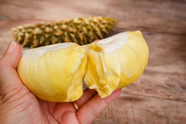 Durian sobre un fondo de madera . —  Fotos de Stock