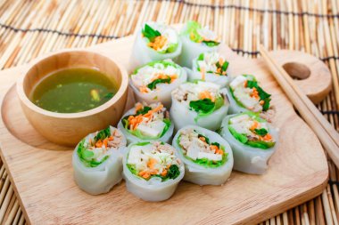 Taze sebze şehriye böreği baharatlı sos ile.