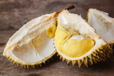 Durian ahşap arka plan üzerinde.