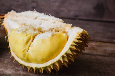Durian ahşap arka plan üzerinde.