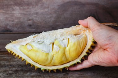 Durian ahşap arka plan üzerinde.