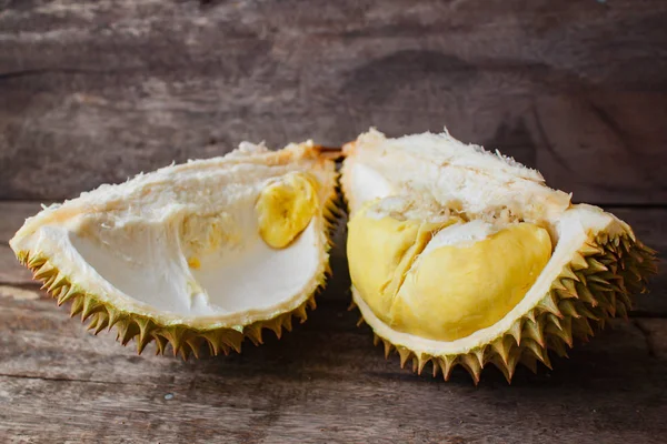 Durian sur un fond en bois . — Photo
