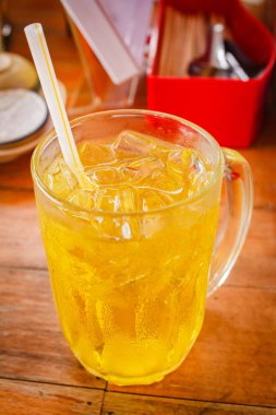 Buzlu chrysanthemum çayı şurubu ile görev yaptı..