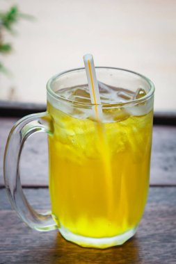 Buzlu chrysanthemum çayı şurubu ile görev yaptı..