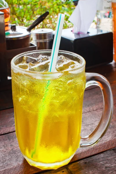 Buzlu chrysanthemum çayı şurubu ile görev yaptı..